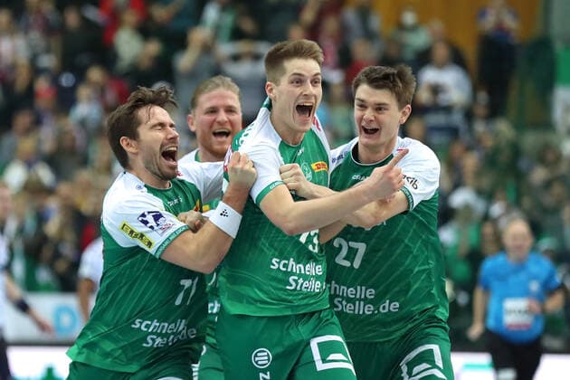Sport Themen der Woche KW48 Sport Bilder des Tages SC DHfK Leipzig vs. SG Flensburg-Handewitt, Liqui Moly HBL, 04.12.22 Handball, Liqui Moly HBL, 1. Bundesliga, Saison 2022 2023, 15. Spieltag: SC DHfK Leipzig vs. SG Flensburg-Handewitt am 04.12.22 in der Quarterback Immobilien Arena Leipzig. Im Bild von links: Lukas BINDER (11, SC DHfK Leipzig), Viggo KRISTIANSSON (73, SC DHfK Leipzig), Maciej GEBALA (28, SC DHfK Leipzig) und Oskar SUNNEFELDT (27, SC DHfK Leipzig) bejubeln das Siegtor in letzter Sekunde. *** SC DHfK Leipzig vs SG Flensburg Handewitt, Liqui Moly HBL, 04 12 22 Handball, Liqui Moly HBL, 1 Bundesliga, season 2022 2023, 15 matchday SC DHfK Leipzig vs SG Flensburg Handewitt on 04 12 22 in the Quarterback Immobilien Arena Leipzig In the picture from left Lukas BINDER 11, SC DHfK Leipzig , Viggo KRISTIANSSON 73, SC DHfK Leipzig , Maciej GEBALA 28, SC DHfK Leipzig and Oskar SUNNEFELDT 27, SC DHfK Leipzig celebrate the winning goal in last second Copyright: xBEAUTIFULxSPORTS JanxKaeferx