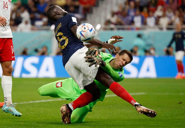 Dayot Upamecano (top) of France disputes a ball with Tomas Szczesny of Poland today, during a round of 16 match of the Qatar 2022 Soccer World Cup between France and Poland at the Al Zumama stadium in Doha, Qatar 04 December 2022. Soccer World Cup 2022: France - Poland !ACHTUNG: NUR REDAKTIONELLE NUTZUNG!  Copyright: xAlbertoxEstevezx GR7081 20221204-814bba96e9354cb954aa82ae12aa922d21eecab8