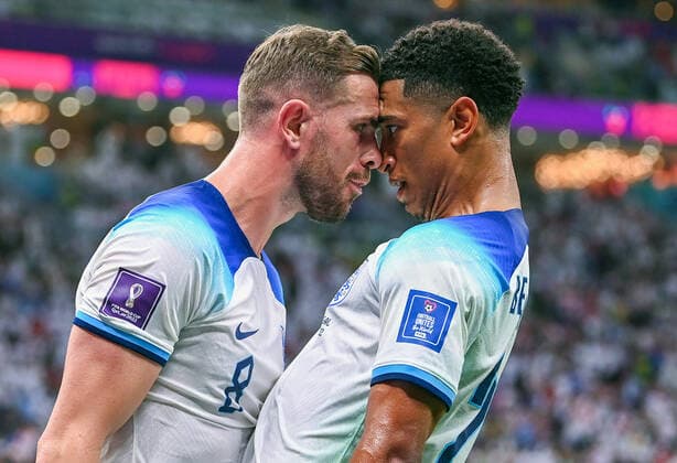 Sport Themen der Woche KW48 Sport Bilder des Tages FUSSBALL WM 2022 Achtelfinale England - Senegal 04.12.2022 Jordan Henderson und Jude Bellingham jubeln nach dem Tor zum 1:0 *** FOOTBALL World Cup 2022 Round of 16 England Senegal 04 12 2022 Jordan Henderson and Jude Bellingham cheer after goal to 1 0