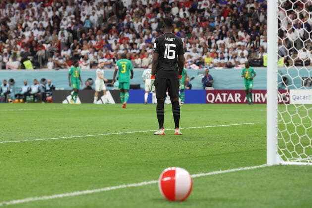 England v Senegal : FIFA World Cup, WM, Weltmeisterschaft, Fussball 04 December 2022, Al Kohr - FIFA World Cup Qatar - Round of 16 - England v Senegal - a beach ball behind Senegal goalkeeper Edouard Mendy - Photo: Charlotte Wilson Offside. Al Kohr Qatar *** England gegen Senegal FIFA Fussball-Weltmeisterschaft 04. Dezember 2022, Al Kohr FIFA Fussball-Weltmeisterschaft Katar Achtelfinale England gegen Senegal ein Strandball hinter dem senegalesischen Torwart Edouard Mendy Foto Charlotte Wilson Abseits Al Kohr Katar  Copyright: xCharlottexWilsonx xOffsidexOffside