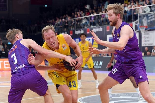 Sport Themen der Woche KW48 Sport Bilder des Tages Luke Sikma (Alba Berlin) (M), Harald Frey (BG Goettingen) (L), Till Pape (BG Goettingen) (R) , Basketball, BBL Pokal - Viertelfinale, BG Goettingen - Alba Berlin, 04.12.2022, BG Goettingen - Alba Berlin, Basketball, BBL Pokal, GER, 04.12.2022 Goettingen *** Luke Sikma Alba Berlin M , Harald Frey BG Goettingen L , Till Pape BG Goettingen R , Basketball, BBL Pokal Quarterfinals, BG Goettingen Alba Berlin, 04 12 2022, BG Goettingen Alba Berlin, Basketball, BBL Pokal, GER, 04 12 2022 Goettingen Copyright: xEibner-Pressefotox-xRolandxSippelx