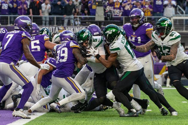 Sport Themen der Woche KW48 Sport Bilder des Tages MINNEAPOLIS, MN - DECEMBER 04: New York Jets quarterback Mike White (5) runs with the ball for a touchdown during the NFL, American Football Herren, USA game between the New York Jets and the Minnesota Vikings on December 4th, 2022, at U.S. Bank Stadium, in Minneapolis, MN. (Photo by Bailey Hillesheim Icon Sportswire) NFL: DEC 04 Jets at Vikings Icon221204025