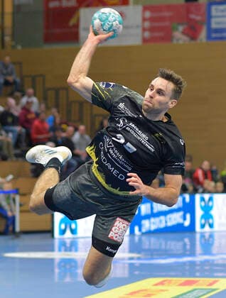 Sport Themen der Woche KW48 Sport Bilder des Tages 4.12.2022, Dresdens Sebastian Greß wirft, Handball, 2. Bundesliga, HC Elbflorenz Dresden - VfL Lübeck-Schwartau 25:20, Dresden Sachsen Deutschland *** 4 12 2022, Dresdens Sebastian Greß throws, handball, 2 Bundesliga, HC Elbflorenz Dresden VfL Lübeck Schwartau 25 20, Dresden Saxony Germany