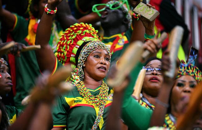 Fussball, Weltmeisterschaft, 2022, Herren, Qatar, 4. Achtelfinale, Al Bayt Stadium: England - Senegal 3:0; Fans Senegal. Fan, Fans, Fankultur, Begeisterung. FIFA REGULATIONS PROHIBIT ANY USE OF PHOTOGRAPHS AS IMAGE SEQUENCES AND OR QUASI-VIDEO *** Football, World Cup, 2022, Men, Qatar, 4 Round of 16, Al Bayt Stadium England Senegal 3 0 Fans Senegal Fan, Fans, Fan Culture, Enthusiasm FIFA REGULATES PROHIBIT ANY USE OF PHOTOGRAPHS AS IMAGE SEQUENCES AND OR QUASI VIDEO