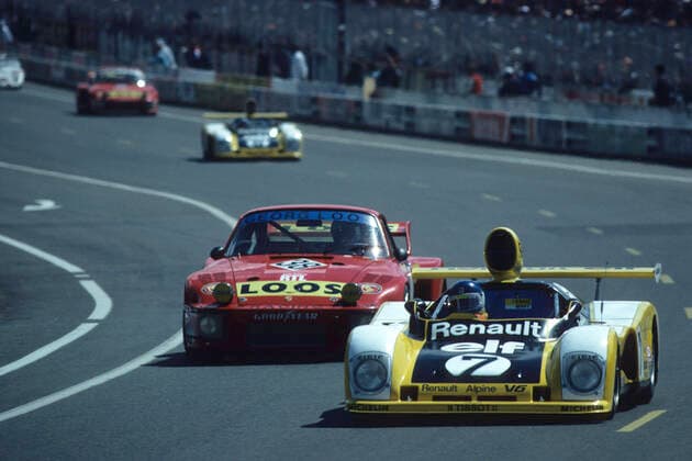 MOTORSPORT - LE MANS 24 HOURS 24 HEURES DU MANS - 11 TO 12 06 1977 - LE MANS (FRA) - PHOTO : DPPI - Patrick Tambay Jean-Pierre Jaussaud - Equipe Renault Elf (F) - Renault Alpine A442 - Action Tim Schenken Toine Hezemans Hans Heyer - Gelo Racing Team (D) - Porsche 935 - Action AUTO LM GT 1977 DPPI Panoramic  LE-MANS_1977_KOD_4
