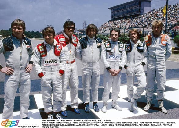 MOTORSPORT - F1 1979 - ARGENTINA GP - BUENOS AIRES - PHOTO: DPPI - DIDIER PIRONI (FRA) TYRRELL - RENE ARNOUX (FRA) RENAULT - PATRICK TAMBAY (FRA) MCLAREN - JEAN PIERRE JARIER (FRA) TYRRELL - PATRICK DEPAILLER (FRA) LIGIER - JACQUES LAFFITE (FRA) LIGIER - JEAN PIERRE JABOUILLE (FRA) RENAULT - AMBIANCE - PORTRAIT - FRENCH DRIVERS - PILOTES FRANCAIS - GROUP GROUPE - SELECTION MOTORSPORT F1 1979 DPPI Panoramic  1979_FRENCH_DRIVERS.jpg