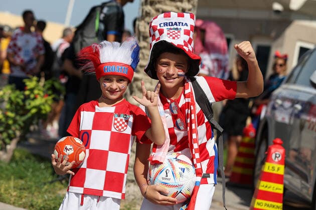 KATAR 2022 - Hrvatski navijaÄi ispred hotela Hilton doÅ¡li su pruÅ¾iti podrÅ¡ku igraÄima Croatian fans in front of the Hilton Hotel came to support the players before the match against Japan in Doha, Qatar on December 5, 2022. GoranxStanzl PIXSELL
