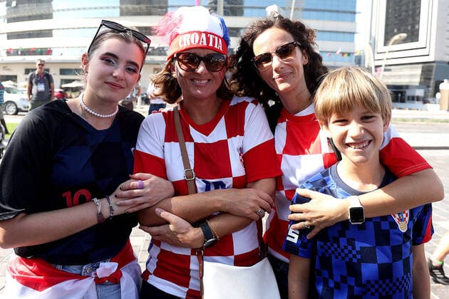 KATAR 2022 - Hrvatski navijaÄi ispred hotela Hilton doÅ¡li su pruÅ¾iti podrÅ¡ku igraÄima Croatian fans in front of the Hilton Hotel came to support the players before the match against Japan in Doha, Qatar on December 5, 2022. GoranxStanzl PIXSELL