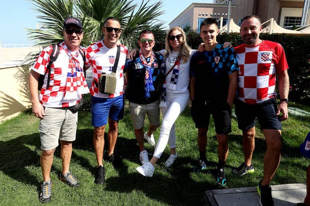 KATAR 2022 - Hrvatski navijaÄi ispred hotela Hilton doÅ¡li su pruÅ¾iti podrÅ¡ku igraÄima Croatian fans in front of the Hilton Hotel came to support the players before the match against Japan in Doha, Qatar on December 5, 2022. GoranxStanzl PIXSELL