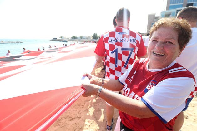 200-meter-long Croatian flag Croatian fans unfurled a 200-meter-long flag in front of the Hilton Hotel in Doha, Qatar on December 5, 2022. GoranxStanzl PIXSELL