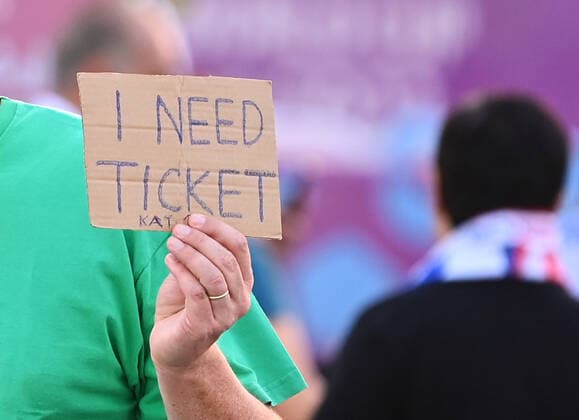 Sport Bilder des Tages FUSSBALL WM 2022 Achtelfinale Japan - Kroatien 05.12.2022 Ein Fan sucht mit einem Schild nach einer Eintrittskarte vor dem Al-Janoub Stadion, i need Ticket. *** FOOTBALL World Cup 2022 Round of 16 Japan Croatia 05 12 2022 A fan looks for a ticket with a sign outside Al Janoub stadium, i need ticket