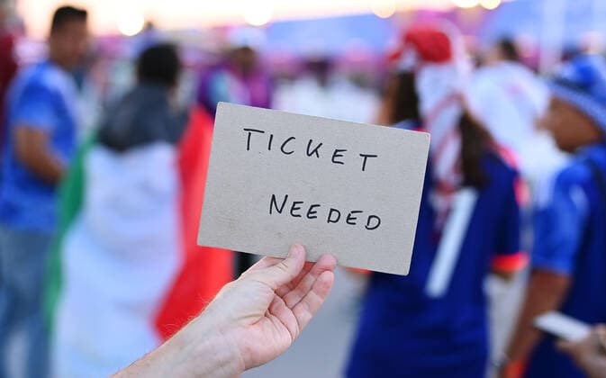 FUSSBALL WM 2022 Achtelfinale Japan - Kroatien 05.12.2022 Ein Fan sucht mit einem Schild nach einer Eintrittskarte vor dem Al-Janoub Stadion, Ticket needed. *** FOOTBALL World Cup 2022 Round of 16 Japan Croatia 05 12 2022 A fan looks for a ticket with a sign outside Al Janoub stadium, ticket needed