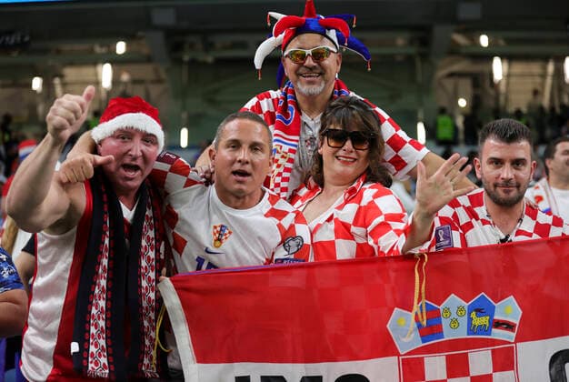 Japan v Croatia 2022 FIFA World Cup, WM, Weltmeisterschaft, Fussball Croatia fans before the 2022 FIFA World Cup Round of 16 match at Al Janoub Stadium, Al Wakrah Content Not Available For UK Newspapers Copyright: xPaulxChestertonx FIL-17784-0003 UK Newspapers OUT