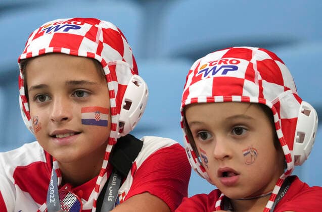 (221205) -- AL WAKRAH, Dec. 5, 2022 -- Fans of Croatia waits for the start of the Round of 16 match between Japan and Croatia at the 2022 FIFA World Cup, WM, Weltmeisterschaft, Fussball at Al Janoub Stadium in Al Wakrah, Qatar, Dec. 5, 2022. ) (SP)QATAR-AL WAKRAH-2022 WORLD CUP-ROUND OF 16-JPN VS CRO LixGang 