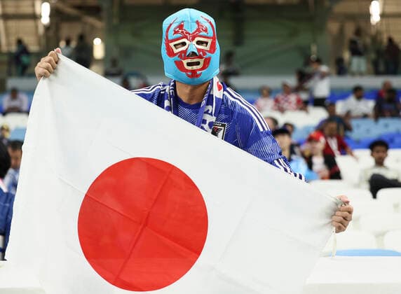 (221205) -- AL WAKRAH, Dec. 5, 2022 -- A fan of Japan cheers for the team before the Round of 16 match between Japan and Croatia at the 2022 FIFA World Cup, WM, Weltmeisterschaft, Fussball at Al Janoub Stadium in Al Wakrah, Qatar, Dec. 5, 2022. ) (SP)QATAR-AL WAKRAH-2022 WORLD CUP-ROUND OF 16-JPN VS CRO LanxHongguang 