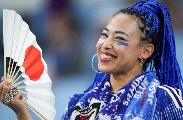 (221205) -- AL WAKRAH, Dec. 5, 2022 -- A fan of Japan poses for photos before the Round of 16 match between Japan and Croatia at the 2022 FIFA World Cup, WM, Weltmeisterschaft, Fussball at Al Janoub Stadium in Al Wakrah, Qatar, Dec. 5, 2022. ) (SP)QATAR-AL WAKRAH-2022 WORLD CUP-ROUND OF 16-JPN VS CRO ZhengxHuansong 