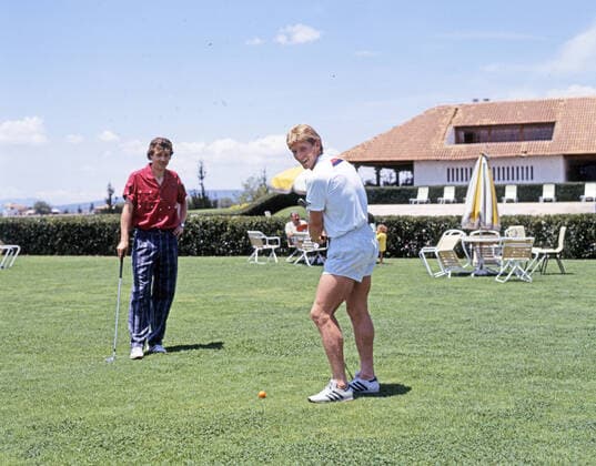 03.06.86 DFB Quartier Galindo Mexiko, Galindo, 03.06.1986, Fussball, FIFA WM 1986 in Mexiko, DFB Quartier in Galindo: v.l. Karl Allgöwer, Karheinz Förster beim Golf Spielen. *** 03 06 86 DFB Quarter Galindo Mexico, Galindo, 03 06 1986, Football, FIFA World Cup 1986 in Mexico, DFB Quarter in Galindo f l Karl Allgöwer, Karheinz Förster playing golf