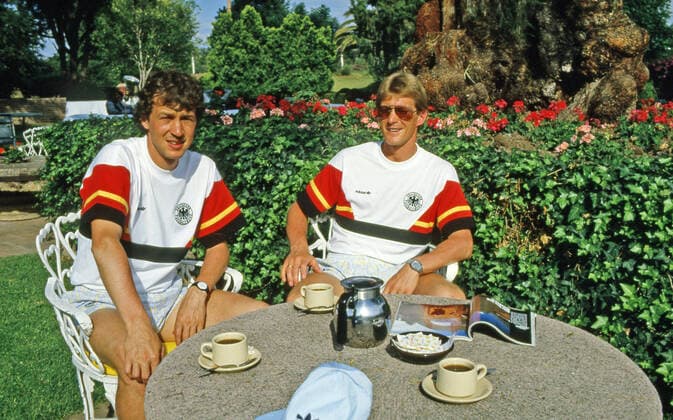 03.06.86 DFB Quartier Galindo Mexiko, Galindo, 03.06.1986, Fussball, FIFA WM 1986 in Mexiko, DFB Quartier in Galindo: v.l. Karl Allgöwer, Karlheinz Förster Trinken Kaffee im Garten des Hotels La Mansion. *** 03 06 86 DFB Quarter Galindo Mexico, Galindo, 03 06 1986, Football, FIFA World Cup 1986 in Mexico, DFB Quarter in Galindo f l Karl Allgöwer, Karlheinz Förster Drinking coffee in the garden of the Hotel La Mansion