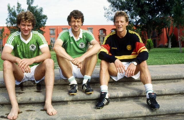 03.06.86 DFB Quartier Galindo Mexiko, Galindo, 03.06.1986, Fussball, FIFA WM 1986 in Mexiko, DFB Quartier in Galindo: v.l. Eike Immel, Karl Allgöwer, Karlheinz Förster. *** 03 06 86 DFB quarters Galindo Mexico, Galindo, 03 06 1986, Football, FIFA World Cup 1986 in Mexico, DFB quarters in Galindo f l Eike Immel, Karl Allgöwer, Karlheinz Förster