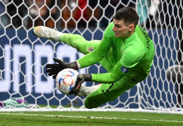 Sport Bilder des Tages Qatar Soccer World Cup Japan - Croatia 8333562 05.12.2022 Croatia s goalkeeper Dominik Livakovic makes a save during the Qatar 2022 World Cup Round of 8 soccer match between Japan and Croatia at the Al Janoub Stadium, in Al-Wakrah, Qatar. Grigory Sysoev Sputnik Al Wakrah Qatar  Copyright: xGrigoryxSysoevx