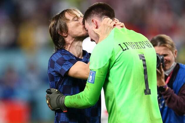 Sport Themen der Woche KW49 Sport Bilder des Tages Mandatory Credit: Photo by Michael Zemanek Shutterstock (13647776cd) Luka Modric of Croatia celebrates with Goalkeeper Dominik Livakovic at then end of the match Japan v Croatia, FIFA World Cup, WM, Weltmeisterschaft, Fussball 2022, Round of 16, Football, Al Janoub Stadium, Al Wakrah, Qatar - 05 Dec 2022 Editorial Use Only Japan v Croatia, FIFA World Cup 2022, Round of 16, Football, Al Janoub Stadium, Al Wakrah, Qatar - 05 Dec 2022 Editorial Use Only  Copyright: xMichaelxZemanek Shutterstockx 13647776cd