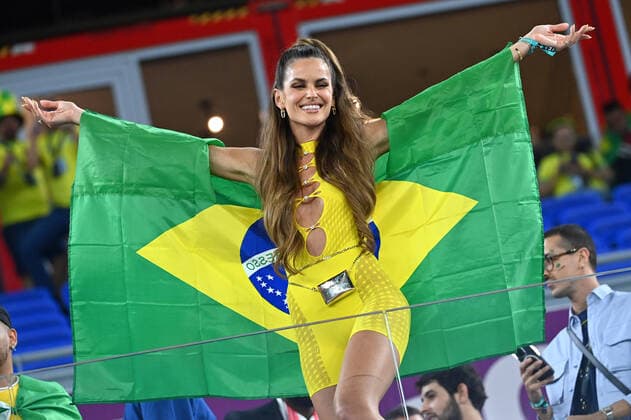 Izabel Goulart (Freundin von Kevin TRAPP) outet sich al Fan,Fussballfan von Brasilien,posiert aufreizend vor Spielbeginn. Achtelfinale,Round of Sixteen,Spiel 54, Brasilien (BRA) - Suedkorea (KOR ) am 05.12.2022, Stadium 974 Fussball Weltmeisterschaft 20122 in Katar vom 20.11. - 18.12.2022 *** Izabel Goulart girlfriend of Kevin TRAPP comes out as fan,soccer fan of Brazil,poses provocatively before start of match Round of Sixteen,Match 54,Brazil BRA South Korea KOR on 05 12 2022,Stadium 974 Soccer World Cup 20122 in Qatar from 20 11 18 12 2022