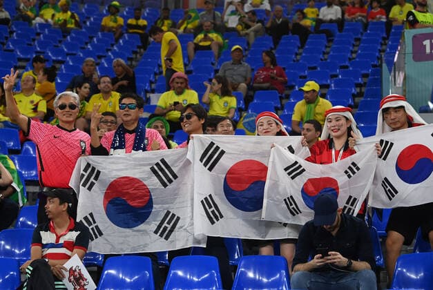 Fussball, Herren, Saison 2022 23, WM in Katar, Achtelfinale, Brasilien - Südkorea im Stadium 974 in Doha, Fans von Südkorea, 05.12. 2022, *** Football, men, 2022 23 season, Qatar World Cup, Round of 16, Brazil South Korea at Stadium 974 in Doha, South Korea fans, 05 12 2022, Copyright: xMatthiasxKochx