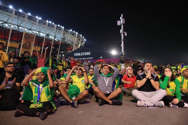 Football - FIFA World Cup, WM, Weltmeisterschaft, Fussball - Round of 16 - Brazil v Korea Republic 5th December 2022 - FIFA World Cup - Round of 16 - Brazil v Korea Republic - Fans watch a match on the big screen outside of Stadium 974 - Photo: Simon Stacpoole Offside. Doha Qatar *** Fußball FIFA-Weltpokal-Achtelfinale Brasilien gegen Republik Korea 5. Dezember 2022 FIFA-Weltpokal-Achtelfinale Brasilien gegen Republik Korea Fans sehen ein Spiel auf der großen Leinwand vor dem Stadion 974 Foto Simon Stacpoole Abseits Doha Katar  Copyright: xSimonxStacpoolexOffside