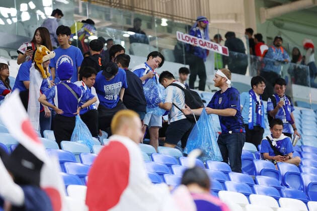 Japan fans (JPN), DECEMBER 5, 2022 - Football Soccer : FIFA World Cup, WM, Weltmeisterschaft, Fussball Qatar 2022 round of 16 match between Japan - Croatia at Al Janoub Stadium in Al Wakrah, Qatar.  (205597500)