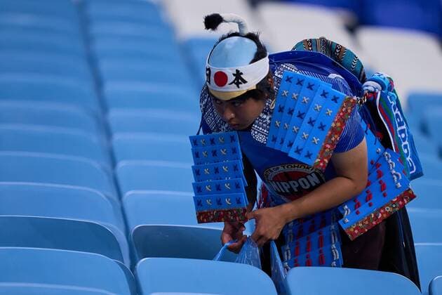 RECORD DATE NOT STATED FIFA World Cup, WM, Weltmeisterschaft, Fussball Qatar 2022 Japan vs Croatia OF Fans o Aficion during the game Japan vs Croatia, corresponding to the round of 16 of the FIFA World Cup Qatar 2022, at Al Janoub, Al Wakrah, Doha, on December 05, 2022. <br><br> Fans o Aficion de Japon recoge su basula al final del partido Japon vs Croacia correspondiente a los octavos de final de la Copa Mundial de la FIFA Catar 2022, en el Estadio Al Janoub, Al Wakrah, Doha, el 05 de Diciembre de 2022 AL WAKRAH DOHA QATAR  Copyright: xCristianxdexMarchenax 20221205_4604