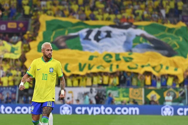 NEYMAR (BRA) vor einer Fane der brasilianischen Fans,Fussballfans,die die Genesung ihres Idos PELE wuenschen Achtelfinale,Round of Sixteen,Spiel 54, Brasilien (BRA) - Suedkorea (KOR ) am 05.12.2022, Stadium 974 Fussball Weltmeisterschaft 20122 in Katar vom 20.11. - 18.12.2022 *** NEYMAR BRA in front of a fane of Brazilian fans,soccer fans wishing the recovery of their ido PELE Round of 16,Round of Sixteen,Game 54,Brazil BRA South Korea KOR on 05 12 2022,Stadium 974 Soccer World Cup 20122 in Qatar from 20 11 18 12 2022