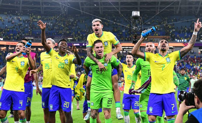 Fussball, Weltmeisterschaft, 2022, Herren, Qatar, 6. Achtelfinale, Stadium 974t Stadium: Brasilien - Südkorea 4:1; Schlussjubel Brasilien, Marquinhos (BRA), Vinicius Jr (BRA), Ederson (BRA), Bruno Guimaraes (BRA), Lucas Paqueta (BRA). Jubel, Freude, Aktion. FIFA REGULATIONS PROHIBIT ANY USE OF PHOTOGRAPHS AS IMAGE SEQUENCES AND OR QUASI-VIDEO *** Football, World Cup, 2022, Men, Qatar, 6 Round of 16, Stadium 974t Stadium Brazil South Korea 4 1 final cheer Brazil, Marquinhos BRA , Vinicius Jr BRA , Ederson BRA , Bruno Guimaraes BRA , Lucas Paqueta BRA cheer, joy, action FIFA REGULATES PROHIBIT ANY USE OF PHOTOGRAPHS AS IMAGE SEQUENCES AND OR QUASI VIDEO