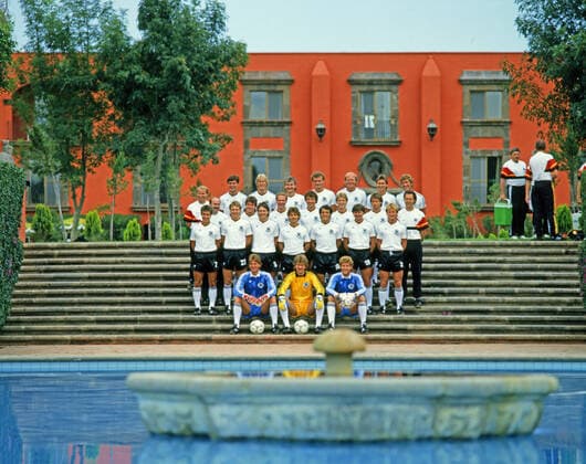 08.06.86 DFB Quartier Galindo Mexiko, Galindo, 08.06.1986, Fussball, FIFA WM 1986 in Mexiko, DFB Quartier in Galindo: Team Mannschaft Kader 1. Reihe von oben v.l. Berti Vogts (Co-Trainer), Thomas Berthold, Uwe Rahn, Rudi Völler, Hans-Peter Briegel, Dieter Hoeneß, Klaus Augenthaler, Ditmar Jakobs 2. Reihe von oben v.l. Horst Köppel (Co-Trainer), Lothar Matthäus, Karl-Heinz Rummenigge, Karl Allgöwer, Karlheinz Förster, Norbert Eder, Franz Beckenbauer (Trainer) 3. Reihe von oben v.l. Pierre Littbarski, Wolfgang Rolff, Matthias Herget, Olaf Thon, Felix Magath, Klaus Allofs, Andreas Brehme 4. Reihe von oben v.l. Uli Stein, Eike Immel, Harald Toni Schumacher. *** 08 06 86 DFB Quarter Galindo Mexico, Galindo, 08 06 1986, Football, FIFA World Cup 1986 in Mexico, DFB Quarter in Galindo Team Squad 1 row from top v l Berti Vogts Co Trainer , Thomas Berthold, Uwe Rahn, Rudi Völler, Hans Peter Briegel, Dieter Hoeneß, Klaus Augenthaler, Ditmar Jakobs 2 row from top v l Horst Köppel Co Trainer , Lothar Matthäus, Karl Heinz Rummenigge, Karl Allgöwer, Karlheinz Förster, Norbert Eder, Franz Beckenbauer Coach 3 row from top v l Pierre Littbarski, Wolfgang Rolff, Matthias Herget, Olaf Thon, Felix Magath, Klaus Allofs, Andreas Brehme 4 row from top v l Uli Stein, Eike Immel, Harald Toni Schumacher