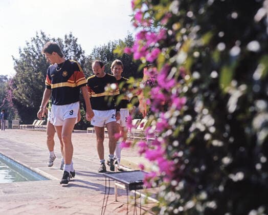 08.06.86 DFB Quartier Galindo Mexiko, Galindo, 08.06.1986, Fussball, FIFA WM 1986 in Mexiko, DFB Quartier in Galindo: v.l. Klaus Augenthaler, Horst Köppel (Co-Trainer), Karlheinz Förster im Hotel La Mansion. *** 08 06 86 DFB quarters Galindo Mexico, Galindo, 08 06 1986, Football, FIFA World Cup 1986 in Mexico, DFB quarters in Galindo f l Klaus Augenthaler, Horst Köppel Co Trainer , Karlheinz Förster in Hotel La Mansion