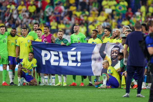 Sport Themen der Woche KW49 Sport Bilder des Tages December 5, 2022, DOHA, QATAR: Brazilian players honor former player Pelo during a match against South Korea valid for the round of 16 of the FIFA World Cup, WM, Weltmeisterschaft, Fussball in Qatar at Stadium 974 on December 5, 2022 in Doha, without Qatar. (Photo: Brazil Photo Press DOHA QATAR - ZUMAv122 20221205_zap_v122_155 Copyright: xWilliamxVolcovx