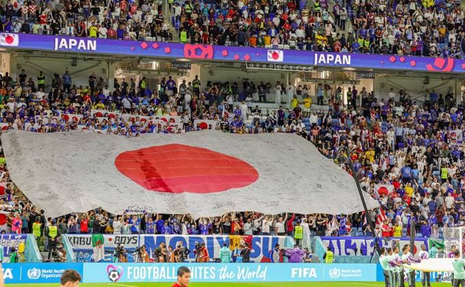 Japan v Croatia 2022 FIFA World Cup, WM, Weltmeisterschaft, Fussball 05 12 2022. Round of 16 Japan flag floats across the fans during the 2022 FIFA World Cup Round of 16 match between Japan and Croatia at Al-Janoub Stadium, Al-Wakrah, Qatar on 5 December 2022. Editorial use only , Copyright: xNigelxKeenex PSI-16506-0075
