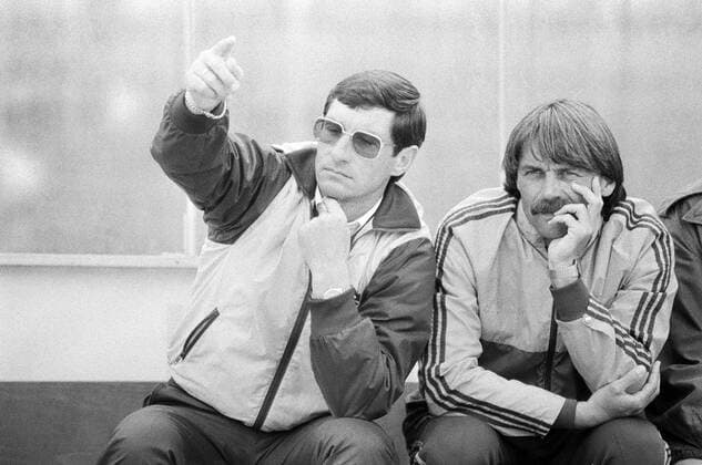08.06.85 Karlsruher SC - VfB Stuttgart Deutschland, Karlsruhe, 08.06.1985, Fussball, Bundesliga, Karlsruher SC - VfB Stuttgart (1:1): v.l. Lothar Buchmann (Trainer Karlsruher SC), Rainer Ulrich (Co-Trainer Karlsruher SC). *** 08 06 85 Karlsruher SC VfB Stuttgart Germany, Karlsruhe, 08 06 1985, Football, Bundesliga, Karlsruher SC VfB Stuttgart 1 1 v l Lothar Buchmann Coach Karlsruher SC , Rainer Ulrich Co Coach Karlsruher SC
