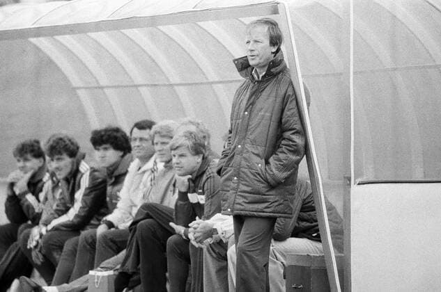 08.06.85 Karlsruher SC - VfB Stuttgart Deutschland, Karlsruhe, 08.06.1985, Fussball, Bundesliga, Karlsruher SC - VfB Stuttgart (1:1): Helmut Benthaus (Trainer VfB Stuttgart). *** 08 06 85 Karlsruher SC VfB Stuttgart Germany, Karlsruhe, 08 06 1985, football, Bundesliga, Karlsruher SC VfB Stuttgart 1 1 Helmut Benthaus coach VfB Stuttgart