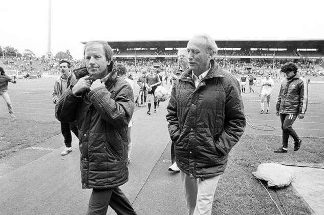 08.06.85 Karlsruher SC - VfB Stuttgart Deutschland, Karlsruhe, 08.06.1985, Fussball, Bundesliga, Karlsruher SC - VfB Stuttgart (1:1): Helmut Benthaus (Trainer VfB Stuttgart). *** 08 06 85 Karlsruher SC VfB Stuttgart Germany, Karlsruhe, 08 06 1985, football, Bundesliga, Karlsruher SC VfB Stuttgart 1 1 Helmut Benthaus coach VfB Stuttgart