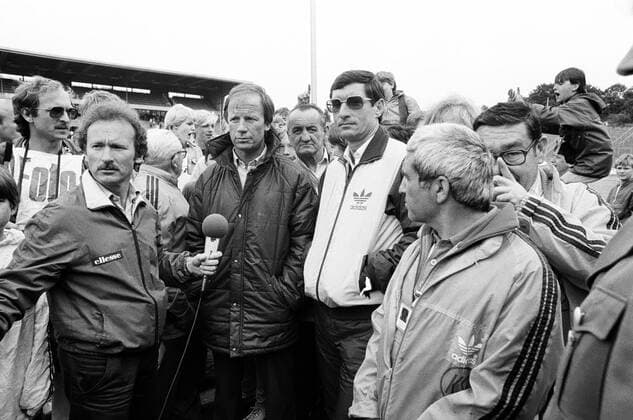 08.06.85 Karlsruher SC - VfB Stuttgart Deutschland, Karlsruhe, 08.06.1985, Fussball, Bundesliga, Karlsruher SC - VfB Stuttgart (1:1): v.l. Guido Dobbratz (Reporter Journalist), Helmut Benthaus (Trainer VfB Stuttgart), Lothar Buchmann (Trainer Karlsruher SC). *** 08 06 85 Karlsruher SC VfB Stuttgart Germany, Karlsruhe, 08 06 1985, Football, Bundesliga, Karlsruher SC VfB Stuttgart 1 1 v l Guido Dobbratz Reporter Journalist , Helmut Benthaus Coach VfB Stuttgart , Lothar Buchmann Coach Karlsruher SC