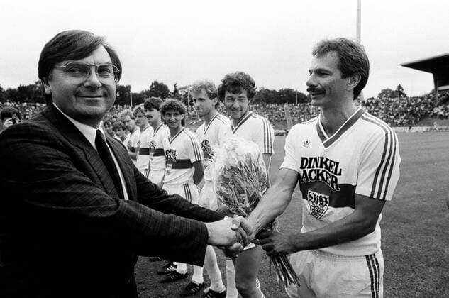 08.06.85 Karlsruher SC - VfB Stuttgart Deutschland, Karlsruhe, 08.06.1985, Fussball, Bundesliga, Karlsruher SC - VfB Stuttgart (1:1): v.l. Roland Schmider (Trainer Karlsruher SC), Hermann Ohlicher (VfB Stuttgart). *** 08 06 85 Karlsruher SC VfB Stuttgart Germany, Karlsruhe, 08 06 1985, Football, Bundesliga, Karlsruher SC VfB Stuttgart 1 1 v l Roland Schmider coach Karlsruher SC , Hermann Ohlicher VfB Stuttgart