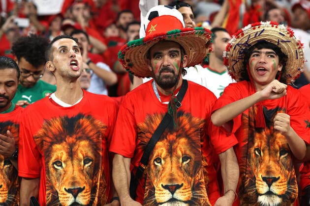 Morocco v Spain : FIFA World Cup, WM, Weltmeisterschaft, Fussball 06 December 2022, Doha - FIFA World Cup Qatar - Round of 16 - Morocco v Spain - Moroccan supporters with Lions on their shirts - Photo: Charlotte Wilson Offside. Doha Qatar *** Marokko gegen Spanien FIFA Fussball-Weltmeisterschaft 06. Dezember 2022, Doha FIFA Fussball-Weltmeisterschaft Katar Achtelfinale Marokko gegen Spanien Marokkanische Fans mit Löwen auf ihren Trikots Foto Charlotte Wilson Abseits Doha Katar  Copyright: xCharlottexWilsonx xOffsidexOffside