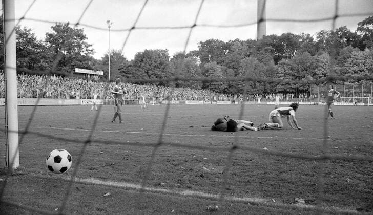 01.10.78 Stuttgarter Kickers - Freiburger FC Deutschland, Stuttgart, 01.10.1978, Fussball, 2. Bundesliga, Stuttgarter Kickers - Freiburger FC (3:3): v.l. Hubert Birkenmeier (Freiburger FC), Karl Allgöwer (Stuttgarter Kickers); Tor. *** 01 10 78 Stuttgarter Kickers Freiburger FC Germany, Stuttgart, 01 10 1978, Football, 2 Bundesliga, Stuttgarter Kickers Freiburger FC 3 3 v l Hubert Birkenmeier Freiburger FC , Karl Allgöwer Stuttgarter Kickers goal