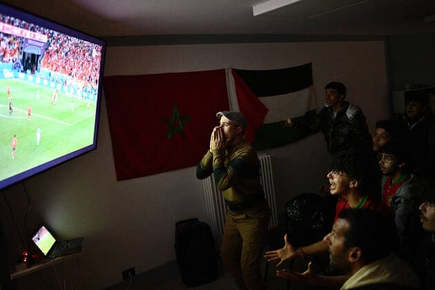 Photo Marco ALpozzi - LaPresse 06-12-2022 Turin Morocco fans watch the match at the Yalla Aurora Center in Turin In the photo fans  Copyright: xMarcoxAlpozzix-xLaPressex