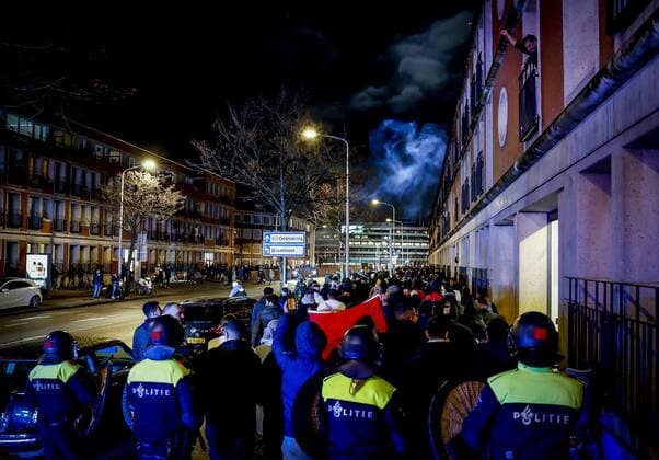 THE HAGUE - Police are present at the Vaillantlaan after the match between Morocco and Spain at the World Cup in Qatar. ANP ROBIN VAN LONKHUIJSEN xVIxANPxSportx xxANPxIVx *** THE HAGUE Police are present at the Vaillantlaan after the match between Morocco and Spain at the World Cup in Qatar ANP ROBIN VAN LONKHUIJSEN xVIxANPxSportx xxANPxIVx 458999044 originalFilename: 458999044.jpg