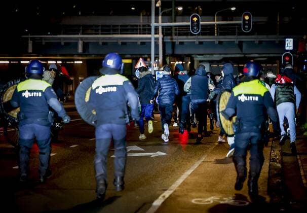 THE HAGUE - The police urge partygoers to leave after the match between Morocco and Spain at the World Cup in Qatar. ANP ROBIN VAN LONKHUIJSEN xVIxANPxSportx xxANPxIVx *** THE HAGUE The police urge partygoers to leave after the match between Morocco and Spain at the World Cup in Qatar ANP ROBIN VAN LONKHUIJSEN xVIxANPxSportx xxANPxIVx 458999400 originalFilename: 458999400.jpg