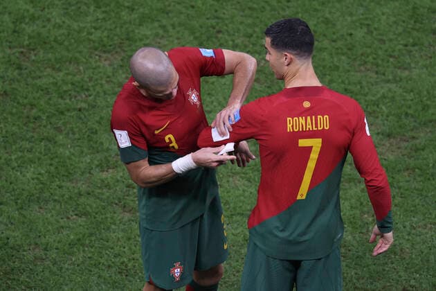 Pepe puts the captain s band on Cristiano Ronaldo of Portugal during the FIFA World Cup, WM, Weltmeisterschaft, Fussball round 16 soccer match between Portugal and Switzerland Lusail stadium in Lusail, Qatar, 06 December 2022. World Cup 2022: Portugal vs. Switzerland !ACHTUNG: NUR REDAKTIONELLE NUTZUNG!  Copyright: xJuanxIgnacioxRoncoronix GR2549 20221206-5ec3420743ec6029dac7520f0018cb7f873a3736