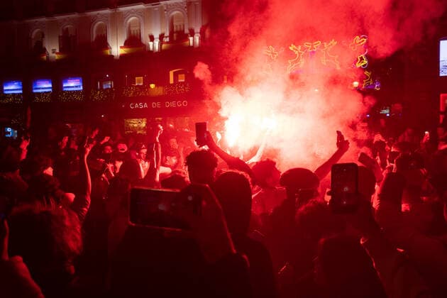 Moroccan fans celebrate in Madrid the victory at the Qatar 2022 Football World Cup December 6, 2022 - Madrid, Spain: Moroccan fans with flares celebrate in Madrid, Spain after their national team, Nationalteam beat Spain on penalties at the Qatar 2022 Football World Cup Madrid Madrid Spain Copyright: AlvaroxLaguna