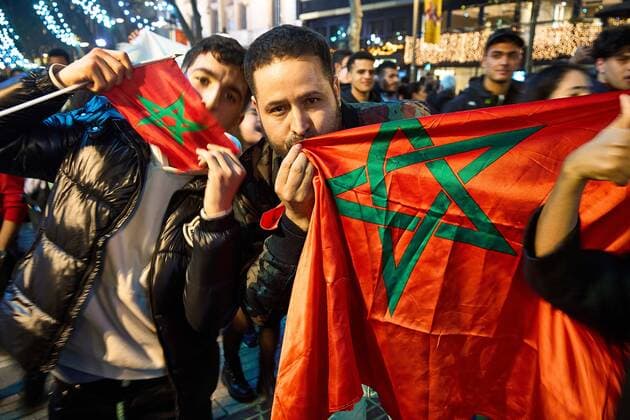 December 6, 2022, Barcelona, Catalonia, Spain: the large Moroccan population residing in Catalonia, goes out to celebrate the classification and defeat against Spain in the streets of the center of Barcelona Barcelona Spain - ZUMAr179 0196184031st Copyright: xEricxRenomx