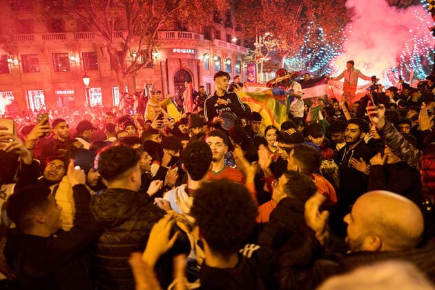 December 6, 2022, Barcelona, Catalonia, Spain: the large Moroccan population residing in Catalonia, goes out to celebrate the classification and defeat against Spain in the streets of the center of Barcelona Barcelona Spain - ZUMAr179 0196192442st Copyright: xEricxRenomx